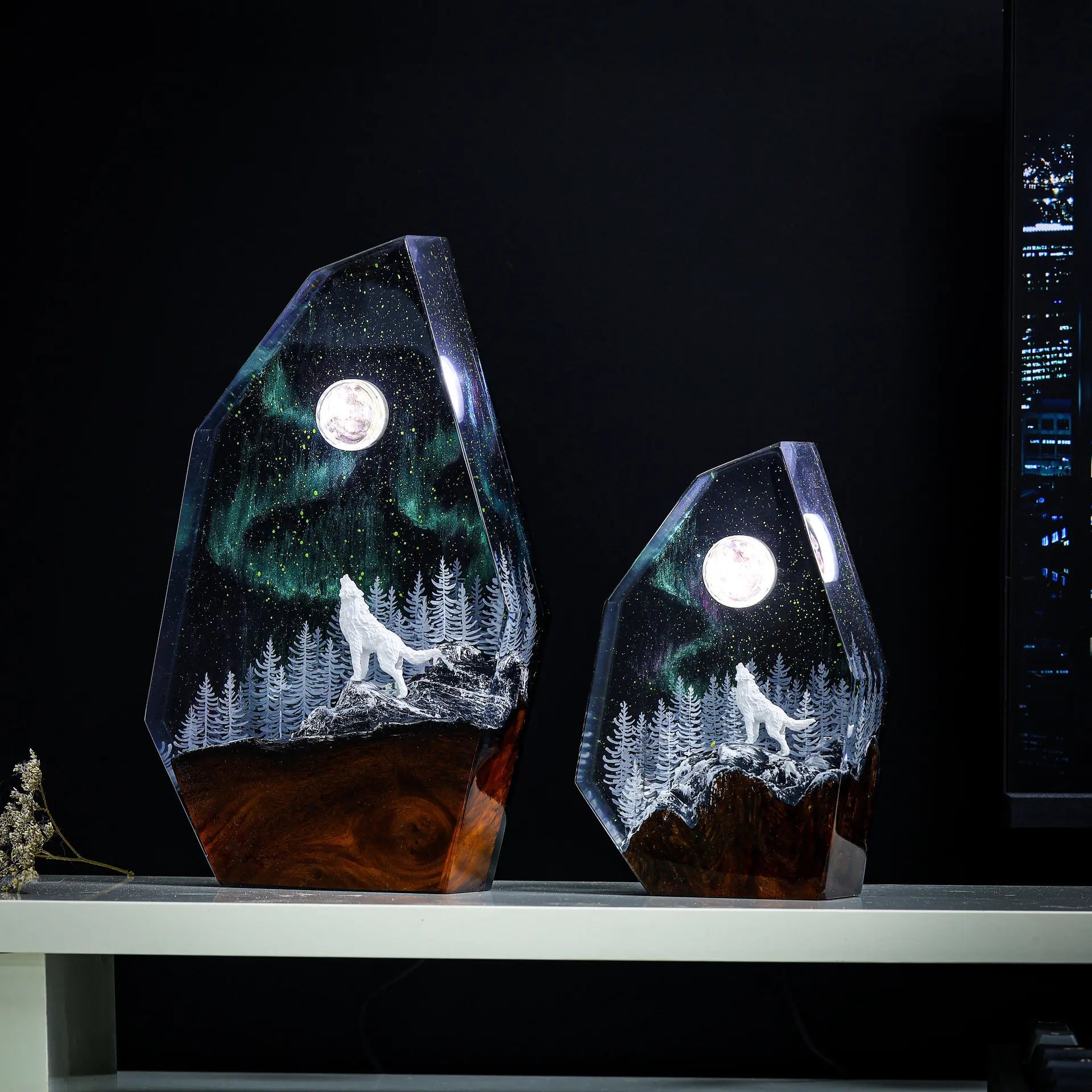 Snow Wolf Lamp